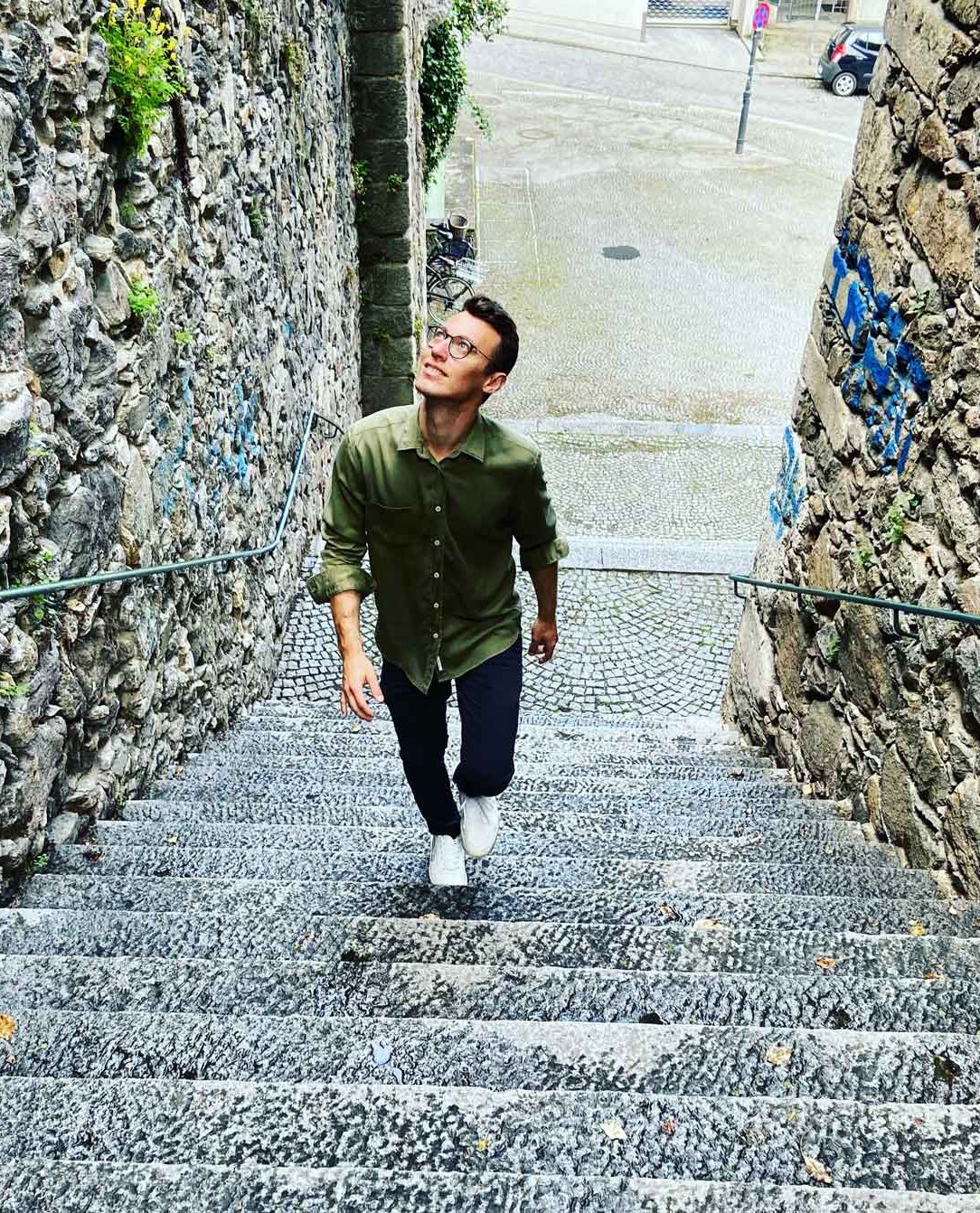 Adrian Ley auf einer Treppe
